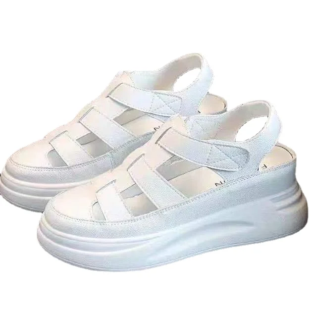Маленькие белые тонкие туфли на подошве, Кожаные спортивные сандалии Baotou, женские летние новые универсальные студенческие туфли с открытой спиной, толстые0