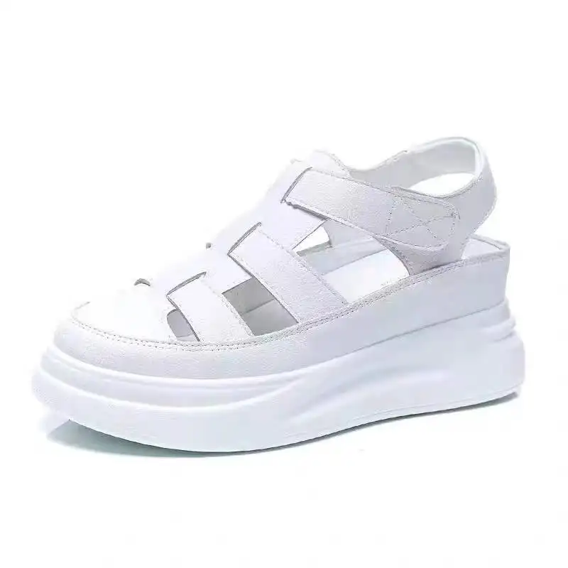 Маленькие белые тонкие туфли на подошве, Кожаные спортивные сандалии Baotou, женские летние новые универсальные студенческие туфли с открытой спиной, толстые2