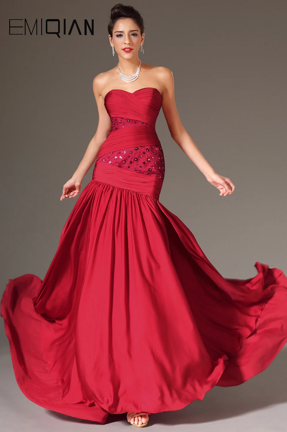 Новое красное вечернее платье без бретелек с лифом в виде сердечка и блесток во всю длину со шлейфом0