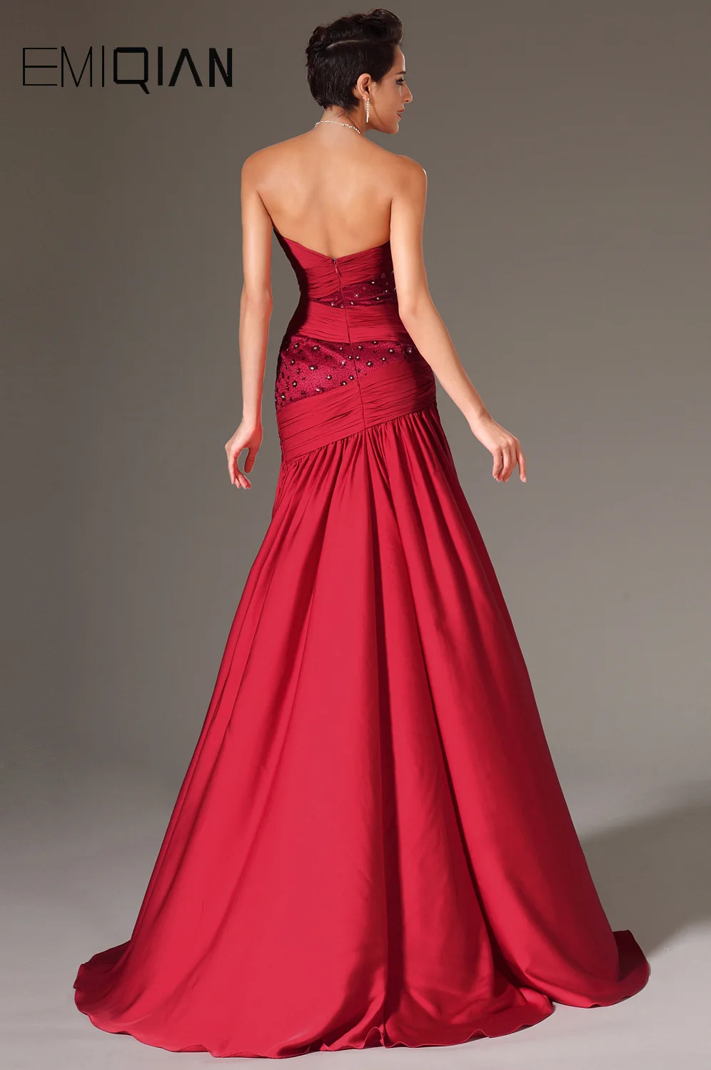 Новое красное вечернее платье без бретелек с лифом в виде сердечка и блесток во всю длину со шлейфом1