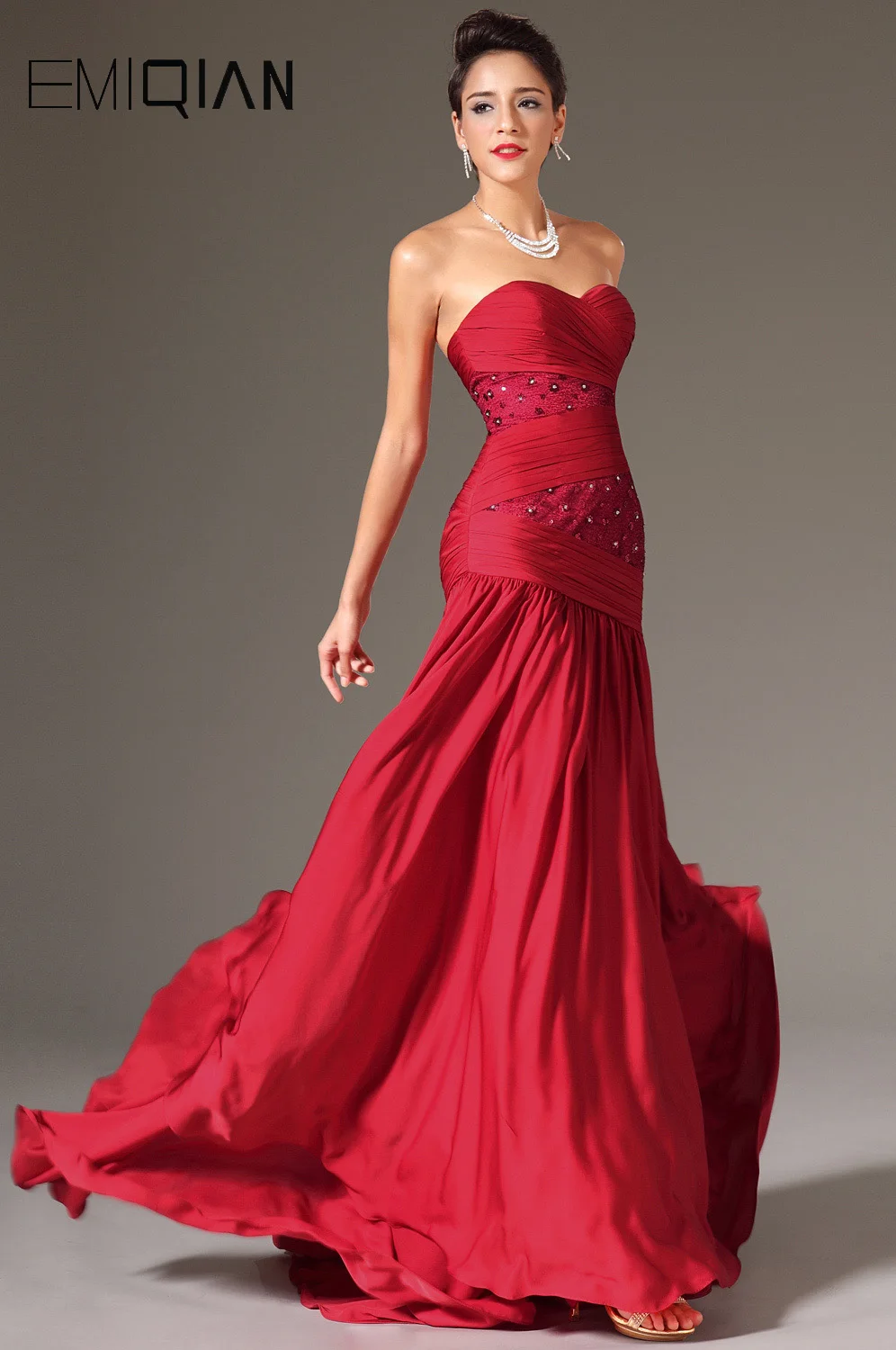 Новое красное вечернее платье без бретелек с лифом в виде сердечка и блесток во всю длину со шлейфом2