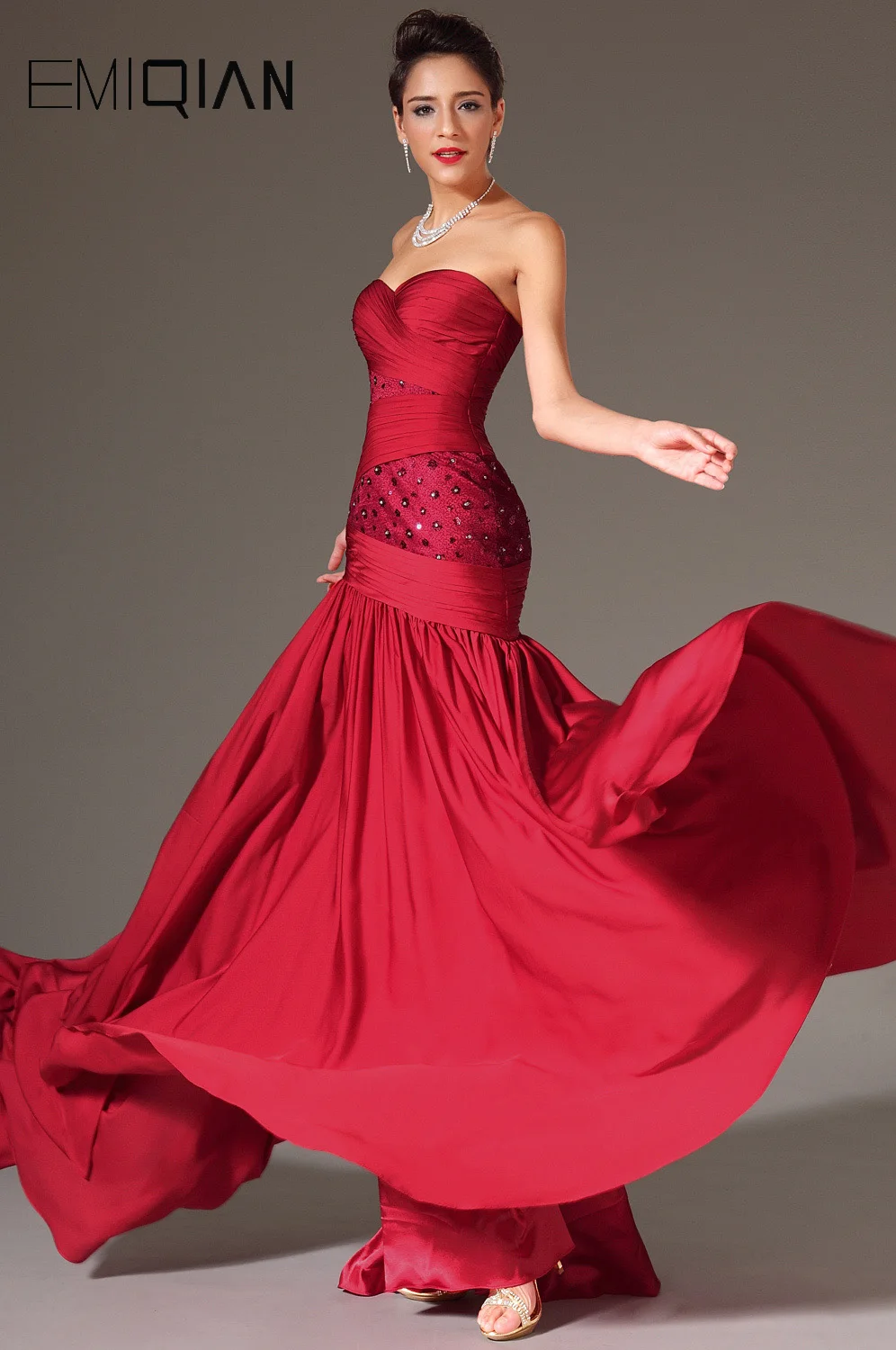Новое красное вечернее платье без бретелек с лифом в виде сердечка и блесток во всю длину со шлейфом3